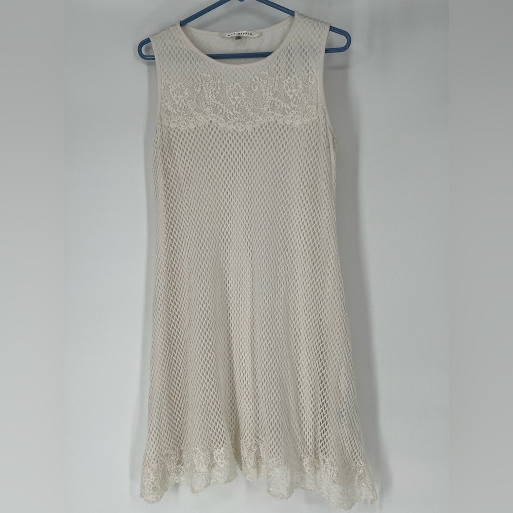 MAX STUDIO WHITE LACE SHIFT DRESS. SLIPS OVERHEAD, FULLY‎ LINED, HAS STRETCH